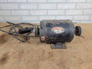 lot 698 image: DAYTON Dual Shaft Electric Motor - FWDREV Switch - 12HP, 1725RPM, 115V, Both Shafts are 58 - NO SHIPPING