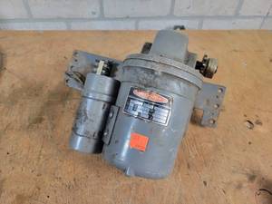 lot 703 image: GEARMASTER Right Angle Motor & Gearbox - 112HP, 115V, 30 Output RPM - Untested (No Cord)