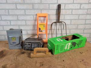 lot 725 image: MOLE Trap, JCPenney Radio, Panel Carrier, 30A Electrical Disconnect and More - NO SHIPPING