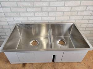 lot 733 image: RUVATI 33-inch Low-Divide Undermount Tight Radius 6040 Double Bowl 16 Gauge Stainless Steel Kitchen Sink - Model RVH7419 - NO SHIPPING