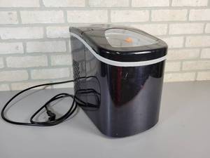 lot 740 image: Frigidaire Countertop Ice Maker - Model No. EFIC117-SSBLACK_SC - Unit Powers on And Cycles