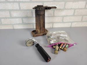 lot 749 image: Vintage Snap-On Model TQS-4 Torque Wrench, Screw Jack and Bag of Fuses
