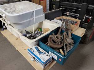 lot 761 image: PALLET LOT - Sinks, Box Fans, Pipe Threader, Power Tools, Light Bulbs and More - NO SHIPPING