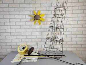 lot 766 image: Yard Dcor, Tomato Cages and More - NO SHIPPING