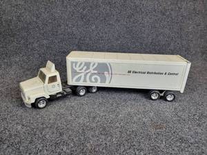 lot 206 image: ERTL International Semi Tractor with Trailer - GE General Electric Scale Model