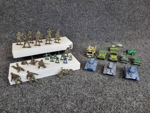 lot 221 image: Lot of Vintage Military Vehicles and Army Men