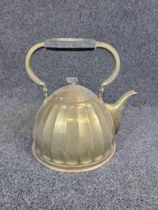 lot 246 image: Vintage Rood Koperen Bodem - Fond Cuivre Rouge Copper & Brass Teapot