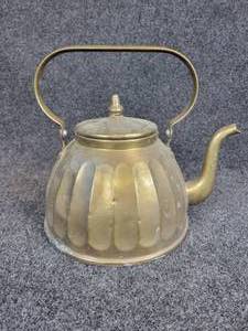 lot 248 image: Vintage Belgica D.F. Brass Teapot