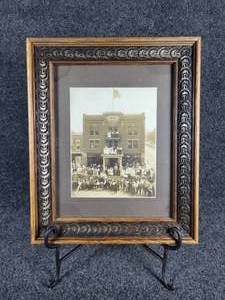 lot 260 image: Framed Antique Print of C. Bergs Hotel & Sleepy Eye Citizens - Sleepy Eye, MN
