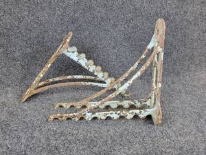 lot 302 image: Pair of Vintage Cast Iron Shelf Brackets