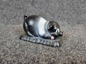 lot 309 image: Dotson Iron Castings The Foundry Collection - Painted Pig, Fuzzys Feeds