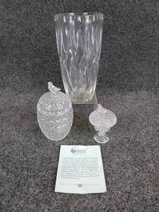 lot 318 image: Large Lead Crystal Vase with Pair of Crystal Palace Candy Dishes