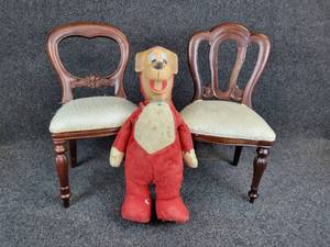 lot 351 image: 1959 Knickerbocker Toy Co. Huckleberry Hound Plush with Pair of Doll Chairs