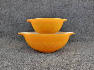 lot 352 image: Vintage Pair of Pyrex Daisy Sunflower Cinderella Mixing Bowls - 442 and 444