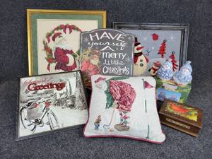 lot 367 image: Lot of Holiday Dcor - Lots of Glitter