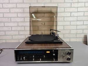 lot 16 image: Vintage ZENITH Solid State Receiver  Turntable - NO SHIPPING