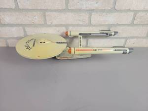 lot 26 image: 1995 STAR TREK Enterprise Battery Operated Toy
