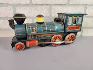 lot 48 image: Vintage Modern Toys Tin Litho Battery Operated Locomotive - Approx. 13 Long