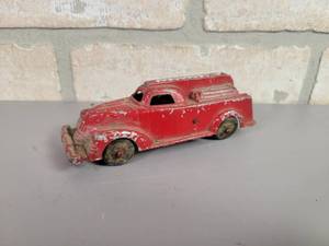 lot 90 image: 1940s MANOIL Red Diecast Fire Truck - Approx. 4.5 Long