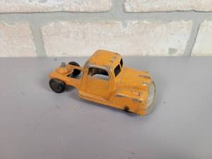lot 89 image: 1960s Tootsie Toy INTERNATIONAL Semi Truck Diecast Toy - Approx. 4 Long