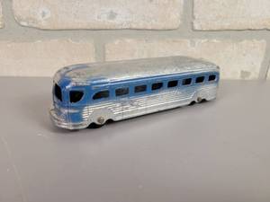 lot 86 image: 1950s Tootsie Toy Greyhound Bus Diecast Toy - Approx. 6 Long