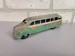 lot 83 image: 1940s Metal Masters Diecast Bus Toy - Approx. 7 Long