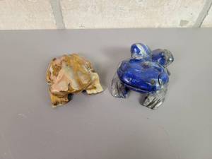 lot 95 image: (2) Carved Frogs - Lapis Lazuli & Onyx