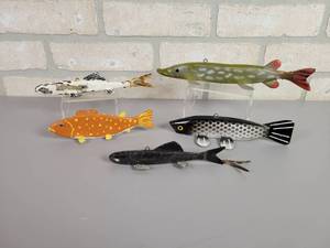 lot 112 image: (5) Vintage Spear Fishing Decoys - (4) Wood & (1) Plastic