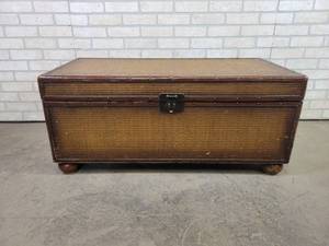 lot 141 image: Beautiful Wood Chest - NO SHIPPING