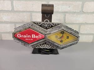 lot 160 image: Vintage Grain Belt Beer Light  Clock