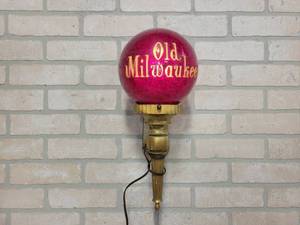 lot 163 image: Vintage Old Milwaukee Wall Mount Bar Light - WORKS
