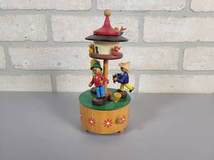 lot 403 image: Vintage STEINBACH Wood Motion Music Box - Approx. 7 Tall - Works Good