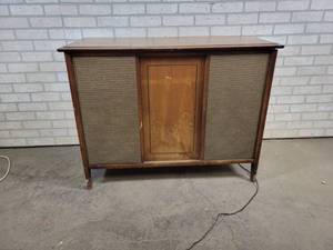 lot 430 image: Vintage Stereophonic Console Radio - Powers on, no sound - NO SHIPPING