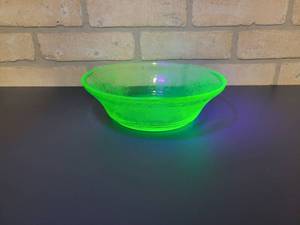 lot 2206 image: Vintage Uranium Glass Bowl