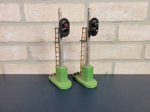 lot 2234 image: (2) Postwar LIONEL O-Scale No. 153 Automatic Block Signal & Control