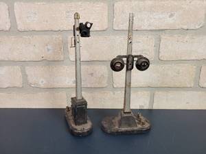 lot 2233 image: Postwar LIONEL O-Scale No. 151 Semaphore Signal & No. 154 Automatic highway Signal