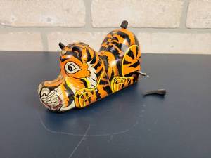 lot 2238 image: Vintage MARX Tin Litho Wind Up Tiger Toy