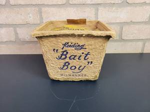 lot 2245 image: Vintage Keiding Bait Boy Worm Bedding Bait Bucket