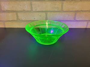 lot 2255 image: Vintage Uranium Glass Bowl