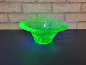 lot 2256 image: Vintage Uranium Glass Bowl