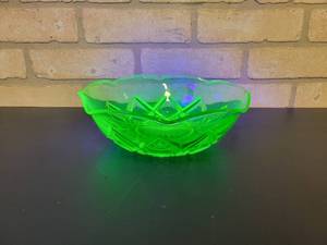 lot 2257 image: Vintage HAZEL-ATLAS Uranium Glass Bowl