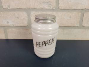lot 2270 image: Vintage HAZEL-ATLAS Beehive Milk glass Pepper Shaker