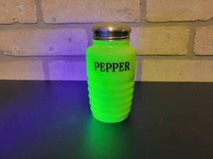 lot 2269 image: Vintage Jadeite Pepper Shaker