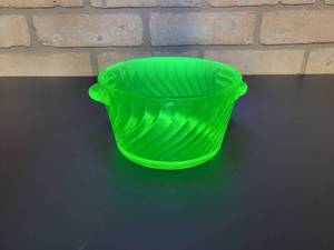 lot 2279 image: Vintage Anchor Hocking Spiral Uranium Glass Butter Tub