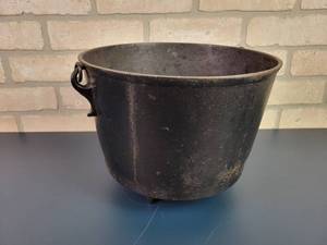 lot 2288 image: Vintage #8 Cast Iron Kettle  Cauldron - 3-Leg Round Bottom