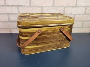 lot 2315 image: Mid-Century Modern Litho Biscuit Tin