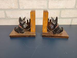 lot 2330 image: Vintage Hand Carved Wood Scottie-Dog Bookends