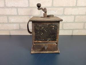 lot 2400 image: Antique Sun Manufacturing Company No. 1080 1# Coffee Grinder With Original Label