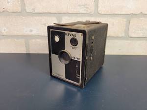 lot 2402 image: Vintage RIVAL ELITE 120 Box Camera