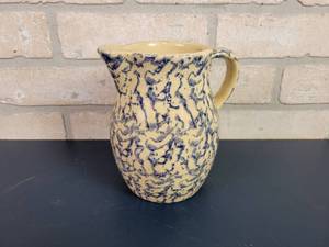 lot 2424 image: Robinson Ransbottom 1 Quart Pitcher